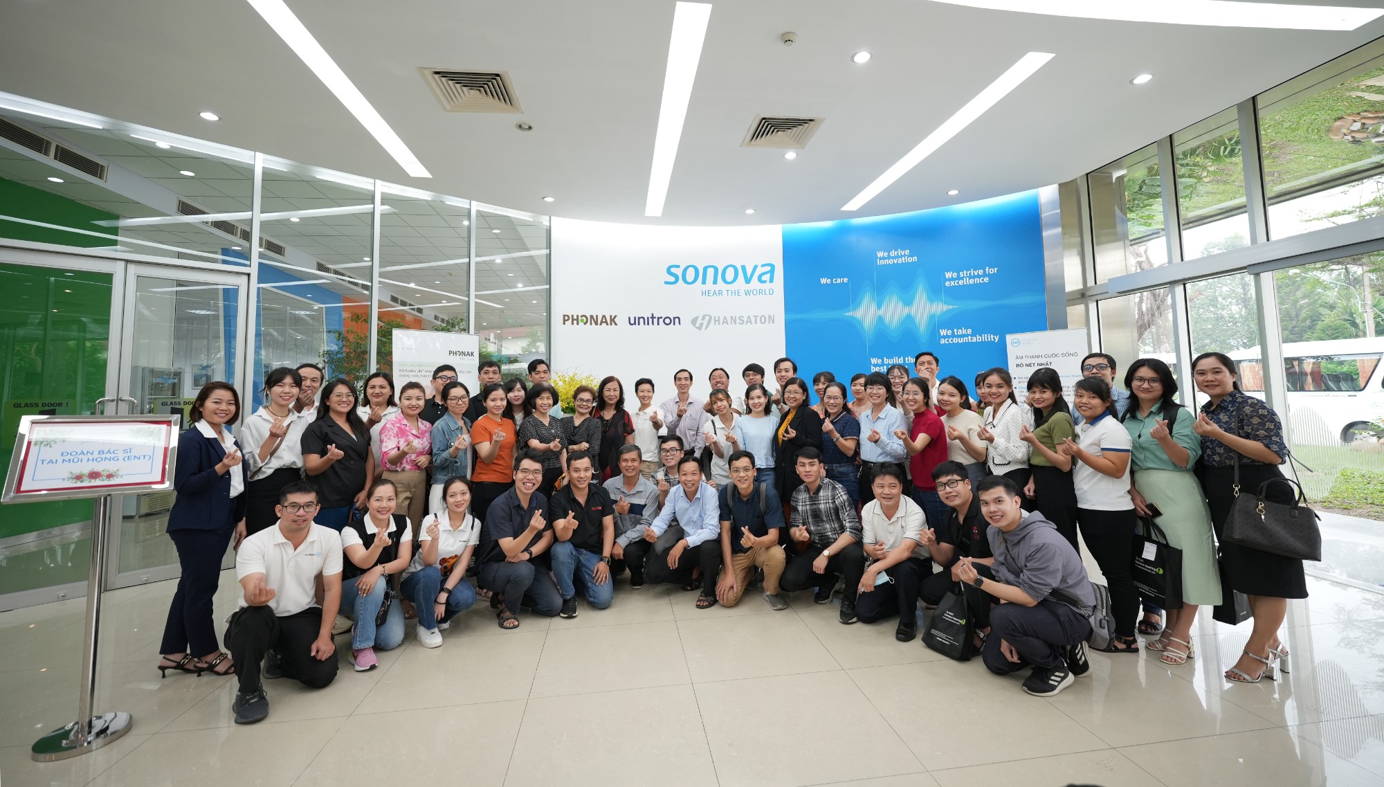 Đoàn BS Tai Mũi Họng và chuyên gia Thính Học tham quan nhà máy công ty Sonova - Nơi hiện thực hóa “giấc mơ nghe thấy” của hàng triệu người khiếm thính